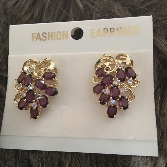 Faux amethyst gold tone cluster pierced earrings - Picture 3 of 5